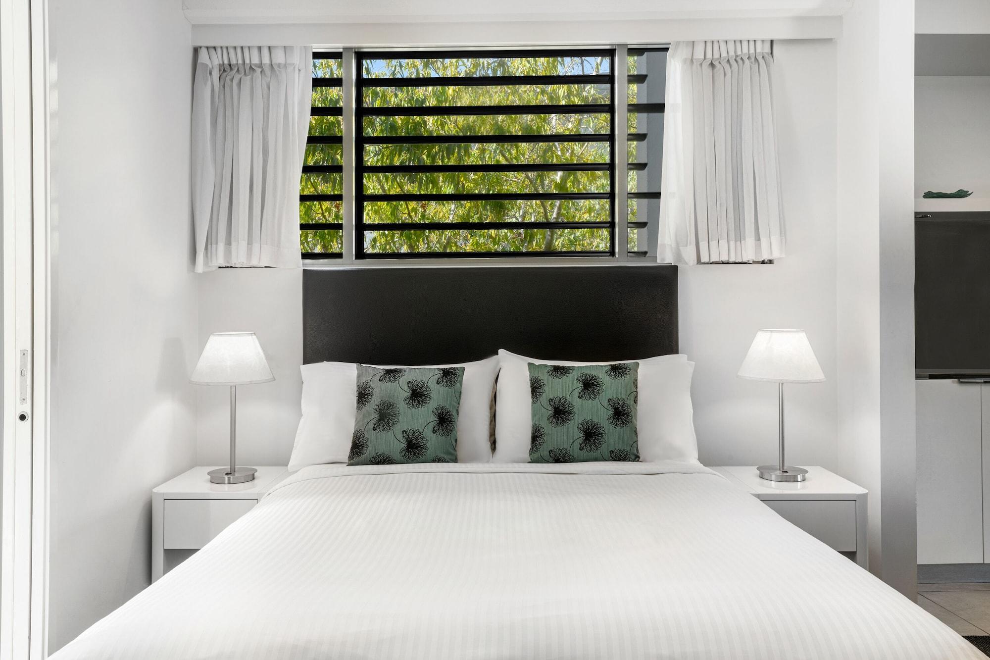 Peppers Blue On Blue Hotel Nelly Bay Exterior photo A bedroom at the hotel