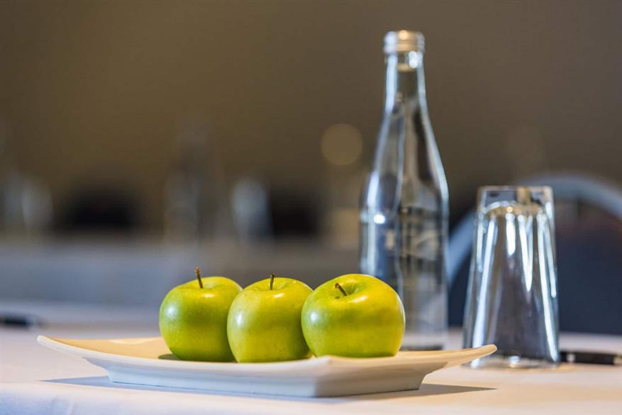 Peppers Blue On Blue Hotel Nelly Bay Exterior photo A bottle of water and apples on a table