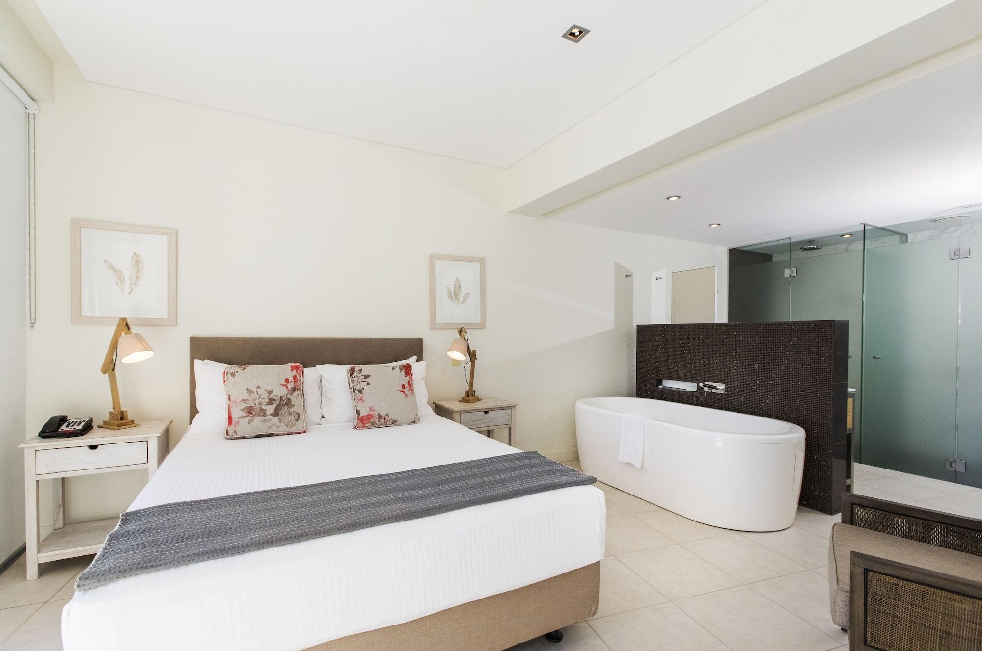 Peppers Blue On Blue Hotel Nelly Bay Exterior photo A bedroom at the hotel