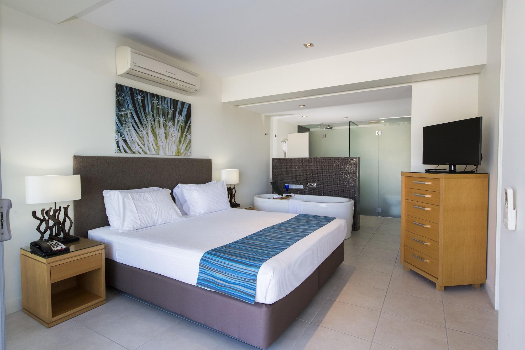 Peppers Blue On Blue Hotel Nelly Bay Exterior photo A bedroom at the Mantra on Saltwater Island
