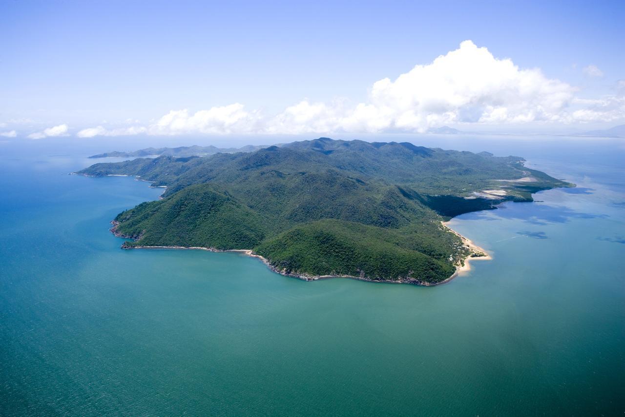 Peppers Blue On Blue Hotel Nelly Bay Exterior photo Aerial view of the island