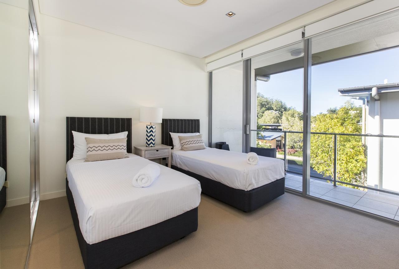 Peppers Blue On Blue Hotel Nelly Bay Exterior photo A bedroom with two single beds